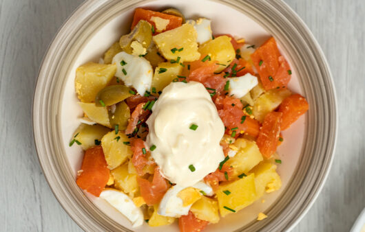 Ensalada de patata con salmón ahumado y mayonesa de mostaza