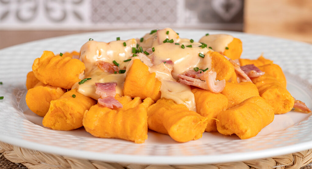 Ñoquis de batata con salsa carbonara