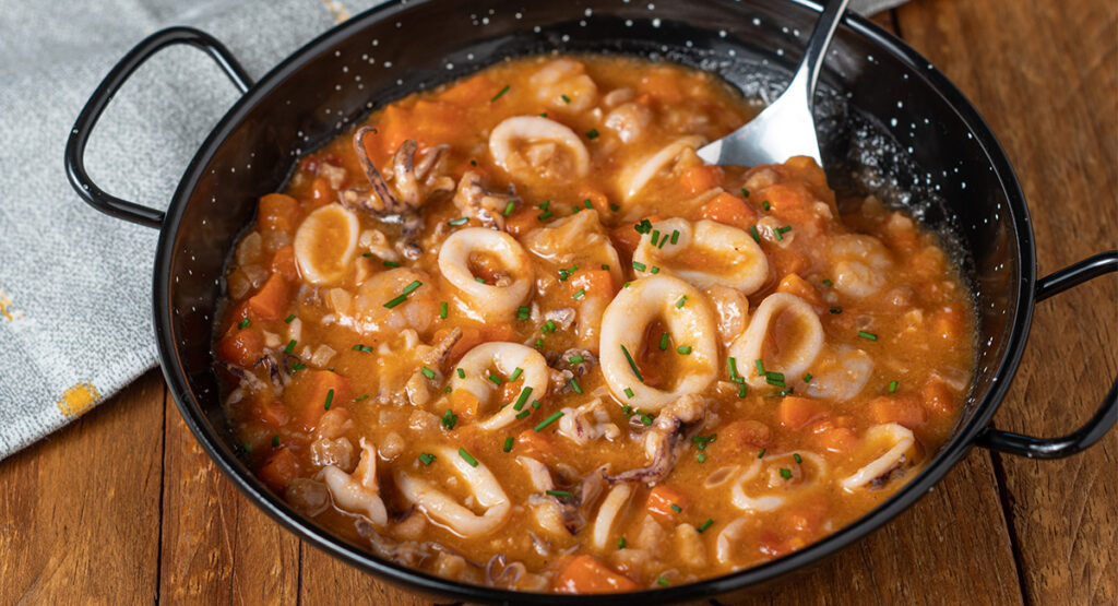 Chipirones en salsa con cacahuetes y gambas