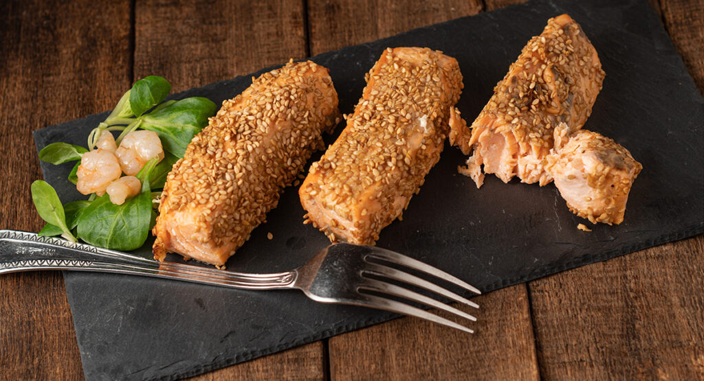 Salmón en costra de sésamo
