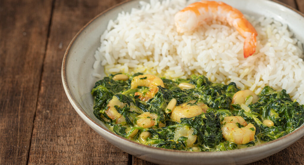Espinacas cremosas con curry y gambas