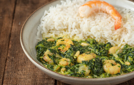 Curry cremoso de espinacas y gambas