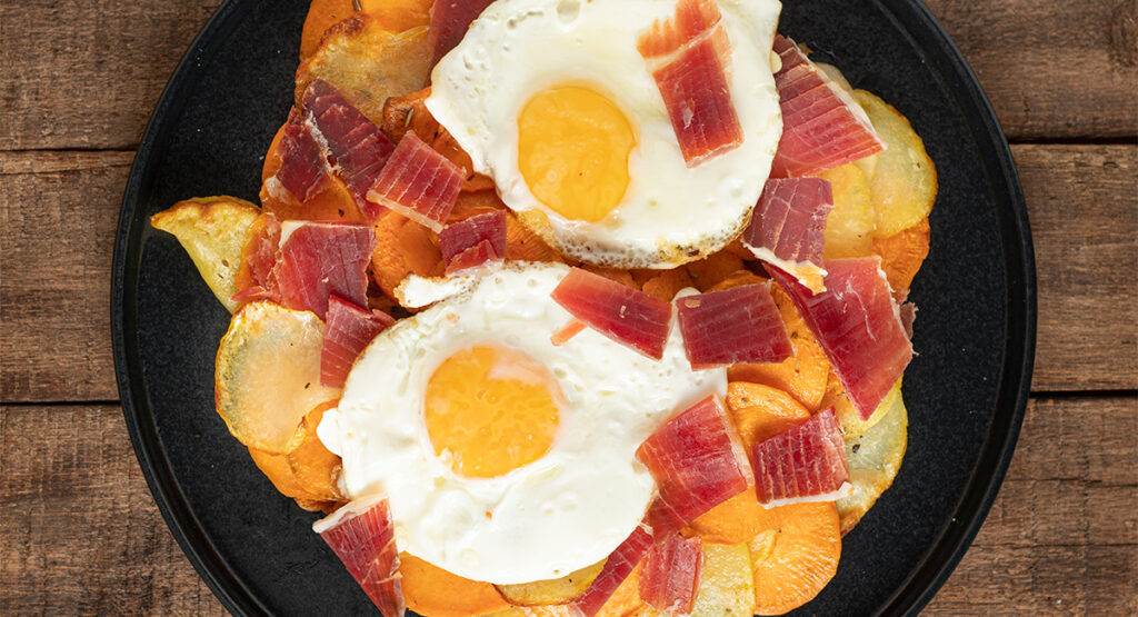 Huevos rotos con boniato y jamón