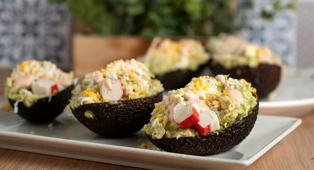 Aguacates rellenos de gambas con salsa rosa