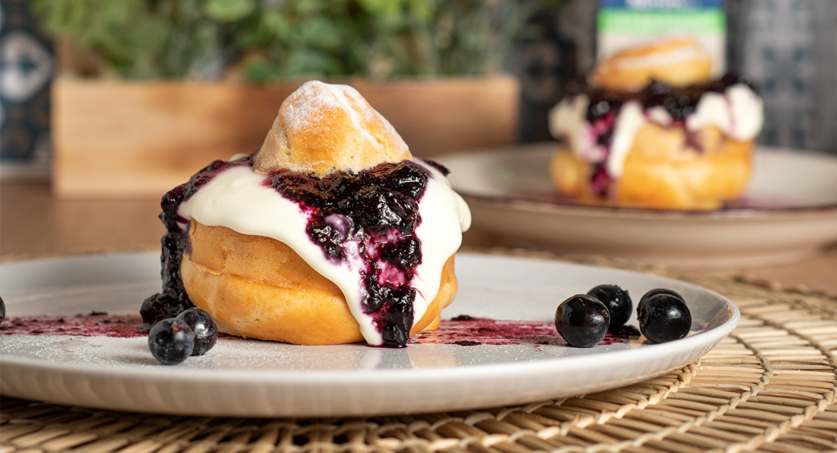 Papanasi: Donuts de queso con nata y mermelada de arándanos