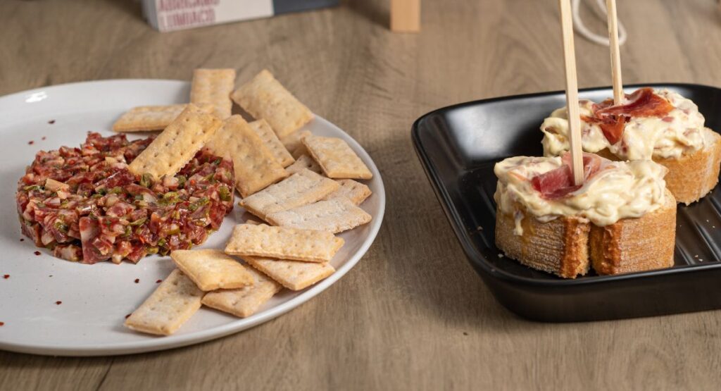 Dúo de entrantes ibéricos: Jamón batido y tartar de salchichón