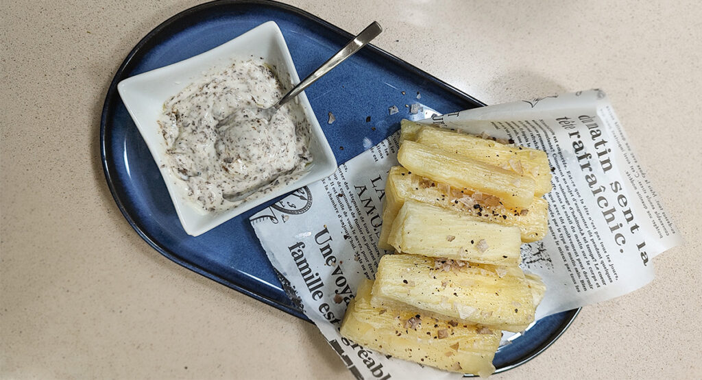 Yuca frita con mayonesa trufada