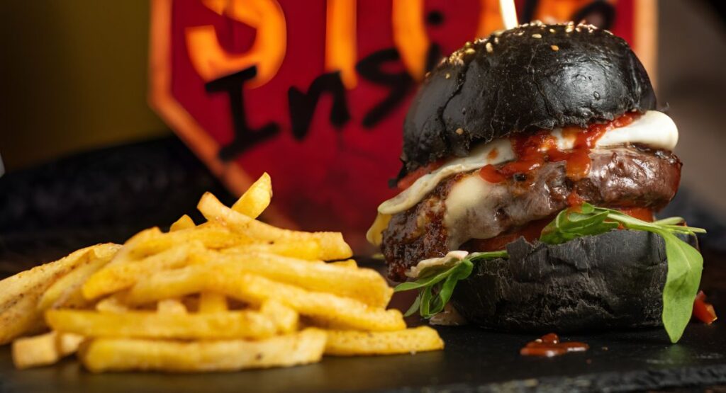 Dark Soul Burger: pan negro artesano con queso de cabra y mermelada de bacon