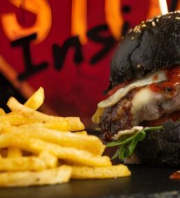 Dark Soul Burger: pan negro artesano con queso de cabra y mermelada de bacon