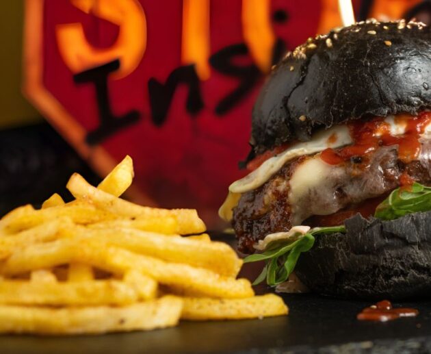 Hamburguesa de pan negro con mermelada de bacón sin azúcar y sin lactosa