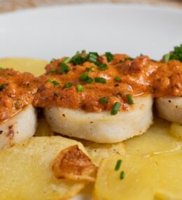 Merluza con patatas y salsa de jamón