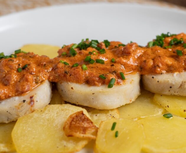 Merluza con salsa de jamón