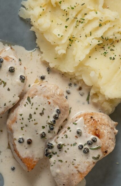 solomillo de pavo a la pimienta con pure de patatas, chirivia y nabo