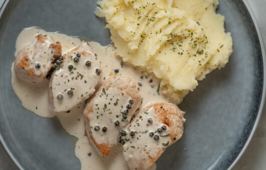 solomillo de pavo a la pimienta con pure de patatas, chirivia y nabo