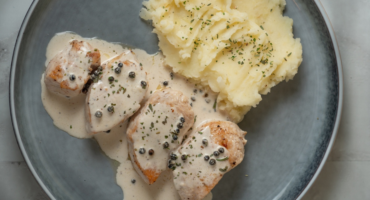 solomillo de pavo a la pimienta con pure de patatas, chirivia y nabo