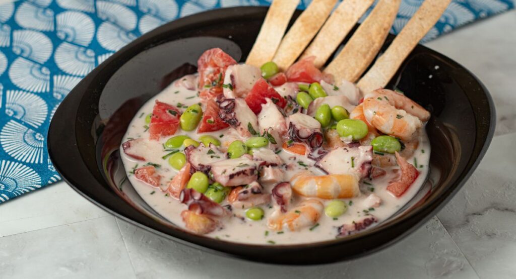 Ceviche de pulpo y gambas con leche de coco