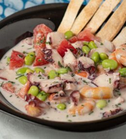 Ceviche de pulpo y gambas con leche de coco