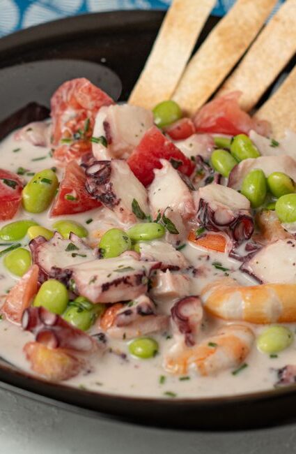 Ceviche con pulpo y gambas con leche de coco