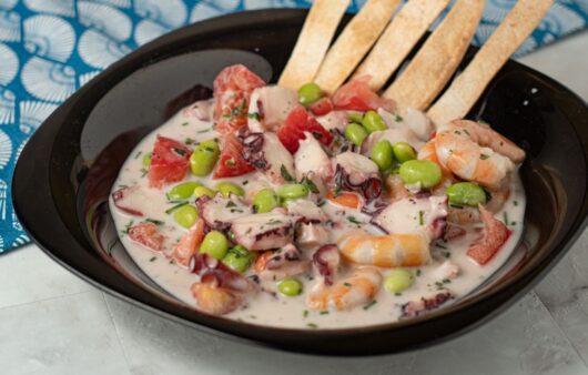 Ceviche con pulpo y gambas con leche de coco