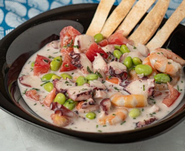 Ceviche con pulpo y gambas con leche de coco