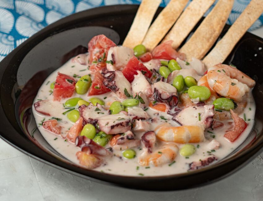 Ceviche con pulpo y gambas con leche de coco