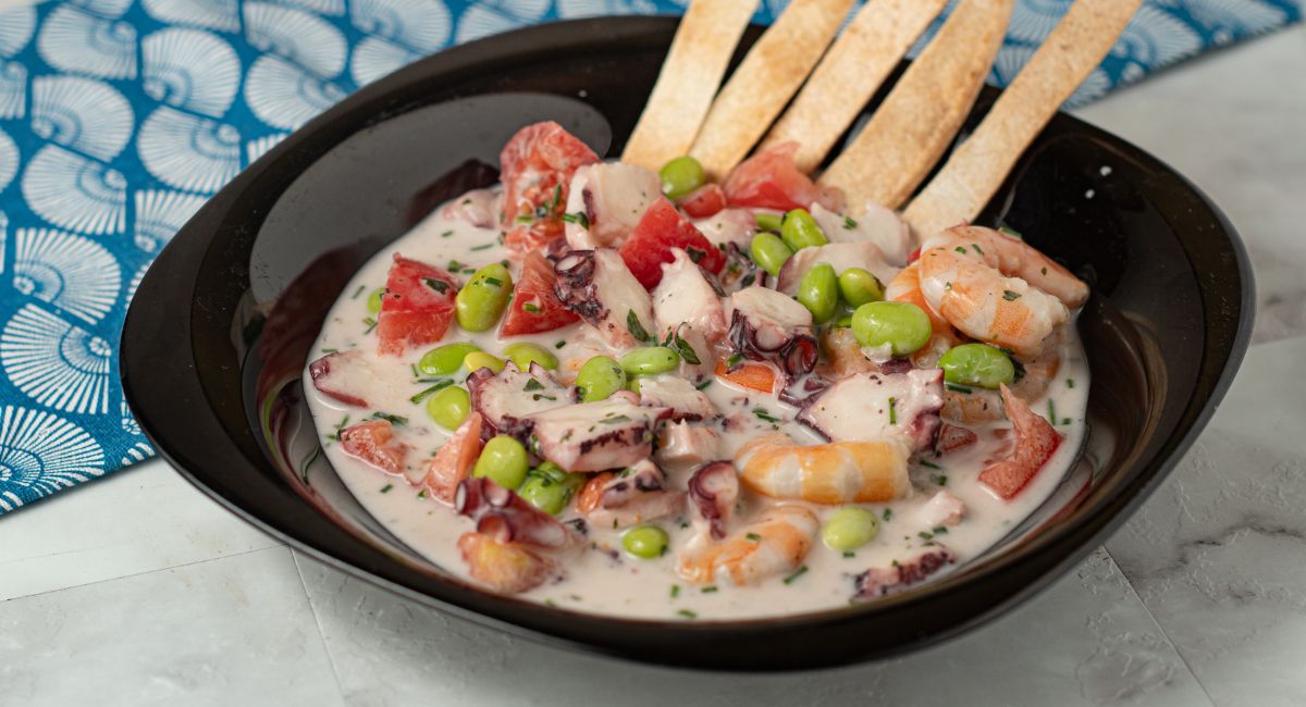 Ceviche con pulpo y gambas con leche de coco