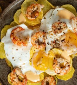 Huevos rotos con gambas al ajillo y mayonesa de gambón