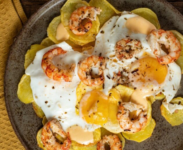 Huevos rotos con gambones al ajillo