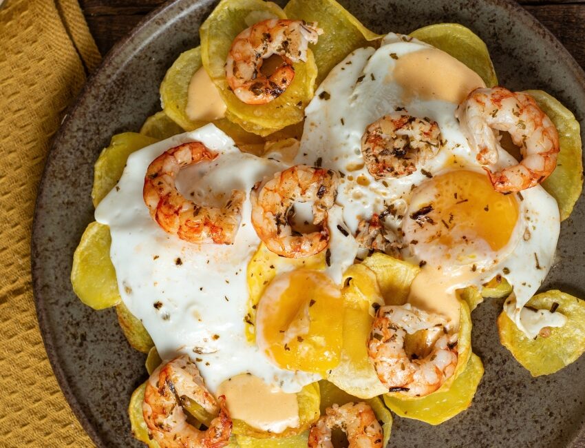 Huevos rotos con gambones al ajillo