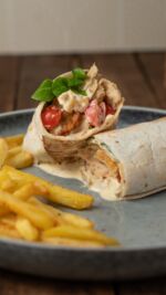 La receta viral que parece de verdad... y está buenísima.

¿Sabías que puedes hacer kebab en casa en 30 minutos, sin gluten, sin lactosa y sin complicaciones? Esta es la versión que lleva semanas siendo viral y que además sienta fenomenal. 

INGREDIENTES

La carne:
🍗 500 g de pollo picado
🧂 1 cdta de sal
🌶️ 1 cdta de pimentón dulce
🌿 1 cdta de hierbas provenzales
🟤 ½ cdta de comino molido
🍛 1 cdta de curry sin ajo
⚫ 1/4 cdta de pimienta negra
🥚 1 huevo L

El kebab:
🫓 2 tortitas wrap sin gluten
🥗 Un puñado de canónigos
🍅 1 tomate mediano

Salsa blanca:
🥛 125 g de yogur natural sin lactosa
🥄 3 cdas de mayonesa
🌱 1 cda de ajo del oso
🍋 ½ limón (zumo)

Apto para:
✅ Intolerancia a la fructosa y al sorbitol
✅ Intolerancia a la lactosa
✅ Sin gluten
✅ Bajo en FODMAPs

¿Lo vas a hacer este finde? Guarda la receta 🔖 deja un ❤️ si te ha gustado y cuéntame en comentarios si eres más de pollo o prefieres otra carne.

#recetaviral #kebabcasero #singluten #comidasaludable #recetasfaciles