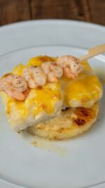 🐟🍍 Bacalao gratinado con piña 🦐✨
¿Bacalao con piña? Puede sonar inesperado… pero esta combinación es pura fantasía. El contraste entre el salado del bacalao, el toque dulce de la piña 
caramelizada y la cremosidad de la salsa queda brutal 🤤

Una receta fácil, diferente y perfecta para sorprender sin pasar horas en la cocina.

INGREDIENTES (4 personas)
🐟 4 lomos grandes de bacalao desalado
🍍 4 rodajas generosas de piña natural
🦐 16 langostinos pelados
🥄 150 g de mayonesa
🟡 1 cucharada de mostaza
🍯 1 cucharada de jarabe de arroz (opcional)

APTO PARA
✅ Intolerancia a la lactosa
✅ Intolerancia a la fructosa 
✅ Intolerancia al sorbitol
✅ Sin gluten 
✅ Bajo en FODMAPs 

💬 Si la pizza con piña ya genera polémica... ¿qué opinas de este bacalao gratinado con piña? 🍍🐟😏

Y si te ha sorprendido esta receta, guarda el post 🔖, dale ❤️ y compártelo con esa persona que siempre dice “yo no sé qué cocinar” 😄

#bacalao #recetasfaciles #recetasaludables  #recetasfodmap #cocinasaludable