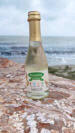 Hoy me uno al brindis de @frusano_espanol por sus 20 años. 🥂

Después de tantos años conviviendo con intolerancias digestivas, sigo valorando muchísimo encontrar productos que sean aptos y que no te hagan sentir que estás renunciando a disfrutar.

Y qué mejor manera de dar la bienvenida al fin de semana que con este Secco de aniversario. Se trata de un vino espumoso seco, con burbuja fina, muy refrescante y perfecto para esos momentos en los que simplemente apetece brindar y disfrutar.

Además de ser apto para personas con intolerancia a la fructosa, tengo que decir que me ha sorprendido muchísimo porque está realmente bueno. A menudo pensamos que cuando un producto está adaptado tenemos que conformarnos, y en este caso ocurre justo lo contrario: es elegante, agradable de beber y tiene ese punto festivo que hace especial cualquier ocasión 🍾✨

¡Felicidades por estos 20 años y gracias por acompañarnos a tantos "fructosillos" durante todo este tiempo! 💚

¡Feliz fin de semana a todos 🥂!

#20YearsFrusano #sindromeintestinoirritable #intoleranciafructosa #SIBO
#BajaEnFodmaps