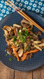 🇰🇷 ¿Conoces el topokki?

La mayoría de la gente lo asocia con una salsa roja y muy picante 🌶️, pero hoy te traigo una versión totalmente diferente: Gungjung Tteokbokki, también conocido como el topokki de la corte real.

Esta receta se servía en los palacios coreanos mucho antes de que existiera la versión picante que conocemos hoy. Su secreto está en una deliciosa combinación de sabores dulces y umami gracias a la salsa de soja, el aceite de sésamo y la ternera marinada.

Ingredientes (2 raciones)
🍚 300 g de tteok de arroz
🥩 400 g de ternera en filetes finos
🥕 1 zanahoria mediana
🍄 150 g de champiñones laminados
🫒 1 cucharada de aceite de oliva virgen extra
🌿 Cebollino fresco al gusto

 Para la salsa y marinada (x2):
🫙 3 cucharadas de salsa de soja
🥄 1 cucharada de aceite de sésamo
🍯 1 cucharada de sirope de arroz
🧂 Sal al gusto
⚫ Pimienta negra al gusto
🌱 Opcional: ajo del oso picado

✅ Sin gluten (utilizando tteok y salsa de soja certificados sin gluten)
✅ Bajo en fructosa y sorbitol
✅ Para dietas bajas en FODMAPs
✅ Sin lactosa

Una receta perfecta para descubrir la cocina coreana desde una perspectiva diferente, con una textura única y un sabor que engancha desde el primer bocado.

💬 Cuéntame en comentarios: ¿eres del equipo que lo quiere todo picante 🌶️ o prefieres versiones suaves y llenas de umami como esta?

❤️ Si te gustan las recetas internacionales adaptadas para intolerancias, déjame un like.

📌 Guarda esta receta para cuando quieras sorprender con una cena diferente, rápida y llena de sabor.

#Tteokbokki #CocinaCoreana #SinGluten #LowFODMAP #RecetasSaludables