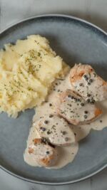 ¿Buscas una cena que impresione sin complicarte la vida? 💚 Medallones de pavo con salsa de pimienta cremosa y un puré de chirivía y nabo que no te esperas. Sencillo, elegante y con un sabor que repites seguro.

Ingredientes
🦃 400 g de solomillo de pavo
🥛 200 ml de nata sin lactosa
🫙 1 cda. de aceite de oliva virgen extra
🫚 20 g de mantequilla
🥔 2 patatas medianas
🌿 1 chirivía grande
🫑 1 nabo mediano
🌶️ Pimienta negra al gusto

Esta receta es: 
✓ Sin lactosa
✓ Baja en fructosa-sorbitol
✓ Sin gluten
✓ Bajo en FODMAP

¿Te ha dado hambre? Deja un 💚 si lo harías esta semana. Y si quieres la receta completa paso a paso, comenta RECETA y te la mando directamente 👇

#lowfodmap #sinlactosa #recetassingluten #cenarapida #comerbien