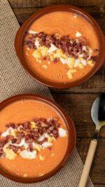 El salmorejo es de esas recetas de verano que no pueden faltar... y que hasta ahora siempre nos faltaban a nosotros 😅

Porque entre el pan, el ajo y los tomates muy maduros, era más lo que sufríamos después que lo que disfrutábamos. Pues se acabó 🙌

Esta versión está adaptada para que te siente bien de verdad: sin pan, sin ajo directo, y con todos los trucos FODMAP para que este verano el salmorejo también sea tuyo 🍅

Guarda esta receta 🔖 porque la vas a necesitar más de una vez, y cuéntame en comentarios: ¿eres de salmorejo o de gazpacho? 👇 Esto divide opiniones y quiero saber de qué lado estás 😄

SALMOREJO FODMAP
🍅 4 tomates pera 
🫚 35 ml de aceite de oliva virgen extra
🥚 2 huevos
🍎 25 ml de vinagre de manzana sin filtrar
🧂 Sal al gusto
🐷 Jamón serrano en taquitos (para decorar)
🧄 3 dientes de ajo solo para aromatizar el aceite

✅ Bajo en fructosa y sorbitol
✅ Sin gluten
✅ Sin lactosa
✅ Bajo en FODMAPs

Si te ha gustado, dale al ❤️ para que más personas con intolerancias encuentren recetas como esta. ¡Cada like ayuda muchísimo! 🙏

#comiendobien #fodmap #singluten #salmorejo #recetasverano