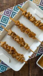 ¿Has probado alguna vez la salsa satay? 🥜 Es una salsa asiática de cacahuete cremosa, especiada y ligeramente dulce... Si nunca la has probado, estás a punto de descubrir tu nueva salsa favorita 👀 Y si ya la conoces, esta versión adaptada va a alegrarte el día 🙌

Cremosa, especiada, con ese toque asiático que engancha, una vez que la pruebas, quieres ponérsela a absolutamente todo. Yo hoy la he acompañado con brochetas de pollo marinado y boniato al horno, combinación 10/10.

Guarda esta receta 🔖 porque la vas a necesitar, y dime en comentarios: ¿eres de los que mojan o de los que bañan todo en la salsa? 👇😄

🍢 BROCHETAS DE POLLO CON SALSA SATAY 

Para el marinado (~5 brochetas / 4 contramuslos):
🍗 4 contramuslos de pollo en trozos
🫙 2 cucharadas de salsa de soja o tamari sin gluten
🍚 1 cucharada de sirope de arroz
🍋 1 cucharada de zumo de limón
🫚 1 cucharada de aceite de cacahuete o de oliva
🌿 1 cucharadita de jengibre
🌿 ½ cucharadita de cúrcuma
🌿 ½ cucharadita de comino
🌶️ Pimienta al gusto

Para la salsa satay:
🥜 3 cucharadas de mantequilla de cacahuete 100%
💧 4–6 cucharadas de agua caliente
🫙 1 cucharada de salsa de soja o tamari
🍚 1 cucharada de sirope de arroz
🍋 1 cucharadita de zumo de lima o limón
🌿 ½ cucharadita de curry suave
🫚 Jengibre rallado al gusto

✅ Baja en FODMAPs
✅ Sin gluten
✅ Sin lactosa
✅ Baja en fructosa y sorbitol

Si te ha gustado, dale al ❤️ ayuda muchísimo a que más personas con intolerancias encuentren recetas como esta 🙏
#fodmap #singluten #salsasatay #recetasaludable #brochetas