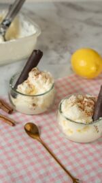 🍋 HELADO DE LECHE MERENGADA (sin heladera) 🍦

Por fin os traigo uno de los helados que más me habéis pedido. Cremoso, con ese punto de limón y canela que lo hace único, y facilísimo de hacer sin necesidad de heladera. Solo un molde y el congelador.

Ingredientes:
🥛 500 ml de nata para montar sin lactosa
🥚 2 claras de huevo
🍋 La piel de 1 limón (solo la parte amarilla, la blanca amarga)
🤎 1 ramita de canela
🥄 4 cucharadas colmadas de dextrosa
✨ Canela molida y ralladura de limón, para decorar
🍫 Canutillos de chocolate sin gluten (opcional)

Uso dextrosa porque, además de endulzar, evita que se formen cristales de hielo y deja el helado muchísimo más cremoso. Ese es el truco de verdad.

¿Para quién es apto?
✅ Intolerancia a la fructosa y al sorbitol
✅ Intolerancia a la lactosa
✅ Sin gluten
✅ Bajo en FODMAPs

Guardad esta receta, que con el calor que hace la vais a querer tener a mano ya mismo. Y si conocéis a alguien que se muere por un helado casero, este es el momento de etiquetarle 👇

¿Cuál es vuestro helado favorito? ¿O de qué sabor os gustaría que fuera la próxima receta? Os leo en comentarios 🫶🏻

#RecetasSinLactosa #HeladoCasero #BajoEnFodmaps #SinGluten #RecetasVerano