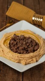 🫘 El hummus de toda la vida... pero llevado a otro nivel 👇

¿Sabías que existe una versión de hummus CON CARNE? Se llama hummus bi lahme, es típica de Oriente Medio, y desde que la probé este verano no paro de hacerla. Cremosa, especiada, y con ese toque de carne que la convierte en plato completo. Te dejo la receta completa 🔽

INGREDIENTES

Para el hummus:
🫘 400 g de garbanzos escurridos de bote (pelados)
🍋 Zumo de 1 limón
🧂 1/2 cucharadita de sal
🌿 1 cucharadita de comino
⚫ 1/4 cucharadita de pimienta negra
🌶️ 1 cucharadita de pimentón rojo
🫒 3-4 cucharadas de aceite de oliva virgen
💧 Agua (la necesaria para la textura)

Para la carne:
🥩 200 g de carne picada
🌿 1/2 cucharadita de comino
⚫ 1/4 cucharadita de pimienta negra
🌶️ 1 cucharadita de pimentón rojo
🧂 Sal al gusto

Para servir:
🥜 Almendras laminadas (opcional)
🫒 Un chorrito de aceite de oliva virgen

✅ Apta para intolerancia a la fructosa y al sorbitol, baja en FODMAPs, sin gluten y sin lactosa.

Dime que no se te ha hecho la boca agua viendo esto 😍 Guárdala para no perderla, compártela con quien necesite ideas nuevas, y cuéntame en comentarios: ¿te atreves a probarla? Me encanta leeros 💬

❤️ Dale like si te ha gustado
🔖 Guarda la receta
📤 Comparte con alguien que ame el hummus
💬 Comenta con qué la dipearías

#HummusConCarne #RecetasSinGluten #ComiendoBien #BajoEnFodmaps #RecetasSaludables