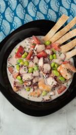 🥥 CEVICHE DE PULPO Y GAMBAS CON LECHE DE COCO 🍤

Esta es mi versión del ceviche de toda la vida, porque el original lleva cebolla y no es apto para todos. Además, si el pescado crudo te da un poco de respeto, aquí te vas a quedar tranquilo: todo va cocido.

Ingredientes (2 personas):
🐙 3 patas de pulpo cocido
🍤 200 g de gambas cocidas
🌯 1 wrap sin gluten (para el crujiente)
🌱 100 g de edamames
🍅 1 tomate
🥥 200 ml de leche de coco
🍋 2 limones (el zumo)
🌿 1 cda. de cilantro fresco o congelado
🌶️ Pimienta al gusto
🧂 Sal al gusto
🧅 Cebollino fresco, al gusto

La leche de coco no solo aporta cremosidad, también suaviza el ácido del limón, así que el resultado es mucho más suave que un ceviche tradicional.

¿Para quién es apto?
✅ Sin gluten
✅ Sin fructosa-sorbitol
✅ Bajo en FODMAPs
✅ Sin lactosa

No me esperaba que la leche de coco funcionara tan bien en un ceviche, pero aquí está la prueba. Guárdalo para estos días de calor, y cuéntame en comentarios 💬 con qué ingredientes lo prepararías tú, así descubrimos juntos otras variaciones.

#recetasfaciles #comidasaludable #sinfodmap #recetasdeverano #singluten