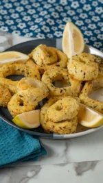 Calamares crujientes SIN FREÍR y sin gluten 🦑✨

Sí, has leído bien: cero fritura, cero gluten, y el crunch de chiringuito de toda la vida.

El secreto no es magia (aunque lo parezca) 👉 copos de puré de patata instantáneo. Ese ingrediente que seguro tienes en la despensa es lo que le da la textura crujiente sin necesidad de aceite a raudales.

Yo usé anillas de pota porque hoy no había calamar fresco, pero funciona exactamente igual con cualquiera de los dos.

📝 Ingredientes:
🦑 500g de anillas de calamar o pota, bien secas
🧂 1 pizca de sal
🌾 5 cucharadas de maicena
🥚 2 huevos batidos
🥔 100g de copos de puré de patata instantáneo
🌿 Ajo del oso o perejil al gusto (opcional)

✅ Bajo en FODMAPs
✅ Bajo en fructosa-sorbitol
✅ Sin lactosa
✅ Sin gluten

Air fryer: 180°, 15 minutos, con un poco de aceite pulverizado
Horno: 180º unos 20-25 minutos también con aceite pulverizado.

❤️ Dale like si te gusta el truco
📌 Guarda la receta para tu próxima cena
📲 Comparte con quien crea que "sin gluten no sabe igual"

#singluten #intoleranciaalimentaria #bajofodmap #airfryer #recetafacil