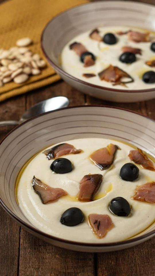 Mazamorra cordobesa sin ajo 🥣

El primo blanco del salmorejo que casi nadie conoce fuera de Córdoba 👀 Y esta versión encima va sin ajo, así que si a ti también te repite o te sienta pesado, esta es tu receta.

Es cremosa, refrescante y con las almendras en remojo se vuelve mucho más digestiva. Perfecta para estos días de calor cuando no apetece ni encender el horno.

Ingredientes:
🍞 100 g de pan (del día anterior, el que suelas consumir)
🌰 80 g de almendras crudas
🍶 15 ml de vinagre de manzana sin filtrar
🫒 25 ml de AOVE
🧂 Sal al gusto
💧 Agua, la que necesites hasta la textura que prefieras
Para acompañar:
🫒 Aceitunas negras
🐟 Ahumado (yo usé bonito)
🥚 Huevo duro
➕ O lo que más te guste

Tip: cuanto más tiempo dejes las almendras en remojo, más digestivas se vuelven — y si el pan es sin gluten, mejor, porque también te evitas ese extra de hinchazón.

✅ Bajo en FODMAPs
✅ Bajo en fructosa-sorbitol
✅ Sin lactosa
⚠️ Sin gluten si eliges pan sin gluten

👉 Guarda esta receta para tenerla a mano, dale like si te ha sorprendido y compártela con quien también evite el ajo. ¿La conocías o es la primera vez que la ves? Cuéntamelo en comentarios 👇

#recetasaludable #bajoenfodmaps #recetasinajo #cremafria #digestivo