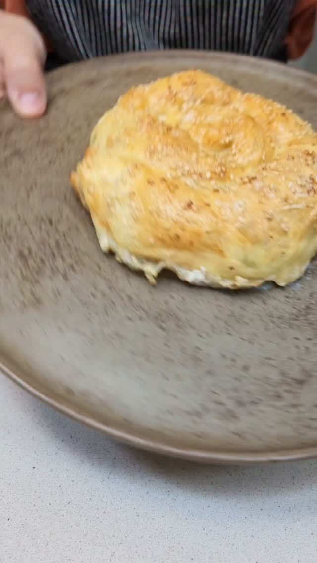 Espirales crujientes de pollo y queso 🌀🤤

No sé qué tienen las obleas de arroz, pero cada vez que pruebo una receta nueva con ellas me gustan más 😂 Esta vez las he convertido en estas espirales: crujientes por fuera y cremositas por dentro, con un relleno muy sencillo de pollo y queso.

Y sí, ese crunch que se escucha en el vídeo es real. 🔊✨

Ingredientes:
🍗 250 g de pechuga de pollo cocinada y desmigada
🧀 100 g de queso crema sin lactosa
🥚 2 huevos
🌿 Ajo del oso al gusto
🧂 Sal
🍚 3 obleas de arroz
🌾 Sésamo para terminar

✓ Sin gluten
✓ Sin lactosa
✓ Sin fructosa ni sorbitol añadidos
✓ Bajo en FODMAPs

*Como siempre, revisa los ingredientes de los productos que utilices y adapta las cantidades a tu tolerancia individual.

Guárdate la receta para probarla otro día ❤️, déjame un me gusta si quieres que siga trayendo ideas con obleas de arroz y cuéntame en comentarios: ¿de qué rellenarías tú la espiral? 👇

#RecetasFodmap #ObleasDeArroz #SinGluten #RecetasFaciles #ComidaSaludable