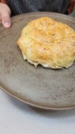 Espirales crujientes de pollo y queso 🌀🤤

No sé qué tienen las obleas de arroz, pero cada vez que pruebo una receta nueva con ellas me gustan más 😂 Esta vez las he convertido en estas espirales: crujientes por fuera y cremositas por dentro, con un relleno muy sencillo de pollo y queso.

Y sí, ese crunch que se escucha en el vídeo es real. 🔊✨

Ingredientes:
🍗 250 g de pechuga de pollo cocinada y desmigada
🧀 100 g de queso crema sin lactosa
🥚 2 huevos
🌿 Ajo del oso al gusto
🧂 Sal
🍚 3 obleas de arroz
🌾 Sésamo para terminar

✓ Sin gluten
✓ Sin lactosa
✓ Sin fructosa ni sorbitol añadidos
✓ Bajo en FODMAPs

*Como siempre, revisa los ingredientes de los productos que utilices y adapta las cantidades a tu tolerancia individual.

Guárdate la receta para probarla otro día ❤️, déjame un me gusta si quieres que siga trayendo ideas con obleas de arroz y cuéntame en comentarios: ¿de qué rellenarías tú la espiral? 👇

#RecetasFodmap #ObleasDeArroz #SinGluten #RecetasFaciles #ComidaSaludable