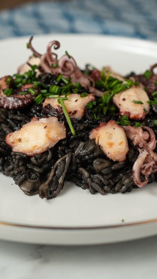 🖤🍚 RISOTTO NEGRO DE CALAMAR Y PULPO (nivel restaurante, en tu casa)
Si te gusta el arroz meloso... esto te va a volar la cabeza 🤯
Cremoso, con sabor a mar de verdad y ese color negro que engancha con solo mirarlo.

👉 Guarda esta receta, la vas a querer repetir.

🛒 Ingredientes (para 2 personas):
🐙 1 pata de pulpo
🦑 300 g de calamar pequeño limpio
🖤 2 sobres de tinta de sepia
🌶️ 1 cucharadita de pimentón de la Vera dulce
🍚 180 g de arroz para risotto (yo uso Carnaroli)
🥣 Aprox. 540 ml de caldo (mejor tener un poco de más por si acaso)
🫒 AOVE
🧅 Cebollino para decorar

El resultado: un plato de restaurante hecho en tu propia cocina 😍

¿Te animas a prepararlo este finde? Cuéntamelo en comentarios 👇

🍲 ¿Cómo hacer el caldo?
Lo ideal es un caldo de pescado o fumet de gambas: pon las cabezas y cáscaras de las gambas a sofreír con un poco de aceite, cubre con agua y deja hervir 20-25 minutos. Cuela y listo. Además, la tinta de sepia le da un sabor bastante potente a mar, así que el resultado final queda igualmente espectacular.

Apta para intolerancias:
✅ Baja en FODMAP
✅ Bajo en fructosa-sorbitol
✅ Sin lactosa
✅ Sin gluten
📌 Guarda este post para no perder la receta
🔁 Comparte con esa persona que ama el marisco tanto como tú
.
.
.
#risotto #recetasfodmap #cocinacasera #comerbien #recetasfaciles
