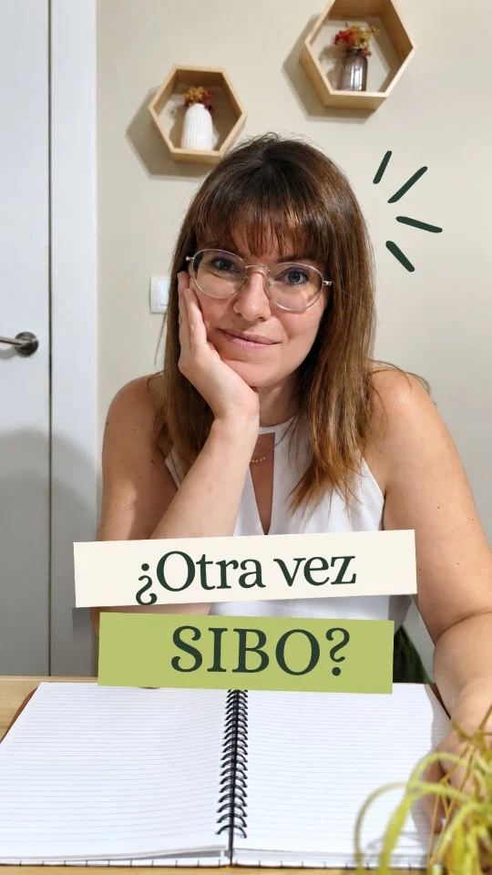 ¿Otra vez SIBO? 🫠

Llevaba una temporada bastante bien, pero últimamente han vuelto algunos síntomas demasiado familiares: hinchazón abdominal, gases, digestiones pesadas, cambios en el tránsito… y esa sensación de que algo no termina de ir bien.

Después de haber pasado por esto antes, inevitablemente empiezas a atar cabos. Así que me he planteado volver a hacerme la prueba de SIBO para comprobar si realmente ha vuelto o si detrás de estos síntomas hay otra explicación.

Porque, aunque los síntomas puedan darnos pistas, por sí solos no son un diagnóstico.

Os iré contando todo el proceso por aquí. Y quiero aprovechar para preparar próximos vídeos sobre SIBO, así que dejadme en comentarios todas las dudas que tengáis: pruebas, preparación, síntomas, tratamiento, recaídas… Lo que queráis saber 👇🏻

Así puedo ir respondiéndolas en los próximos vídeos. 💚 Guarda este vídeo para no perderte ninguna parte del proceso.

#SIBO #SaludDigestiva #MicrobiotaIntestinal #IntoleranciasAlimentarias #BienestarDigestivo