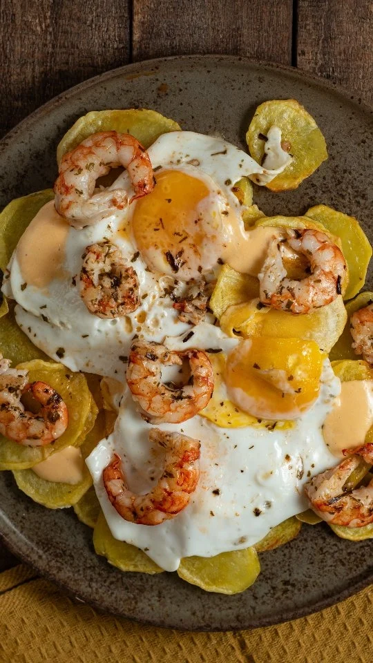 🍤 HUEVOS ROTOS CON GAMBAS AL AJILLO Y MAYONESA DE GAMBÓN
Huevos rotos de toda la vida, pero con un giro que no vas a olvidar: gambones al ajillo y una mayonesa casera hecha con el propio aceite de las cabezas y cáscaras. Sabe a puro mar 🌊

Ingredientes (para 2 personas):
🍤 300 g de gambones
🥔 3 patatas medianas
🥚 3 huevos (2 para la mayonesa y para romper, ajusta según el plato)
🫒 Aceite de oliva virgen extra
🍋 Un chorrito de limón
🧄 Ajo del oso al gusto (o aceite infusionado con ajo)
🧂 Sal

✅ Bajo en FODMAP
✅ Bajo en fructosa-sorbitol
✅ Sin gluten
✅ Sin lactosa

💬 Dale like si esta mayonesa de gambón te ha convencido, guárdala para tu próxima cena especial y compártela con quien también ama unos buenos huevos rotos.