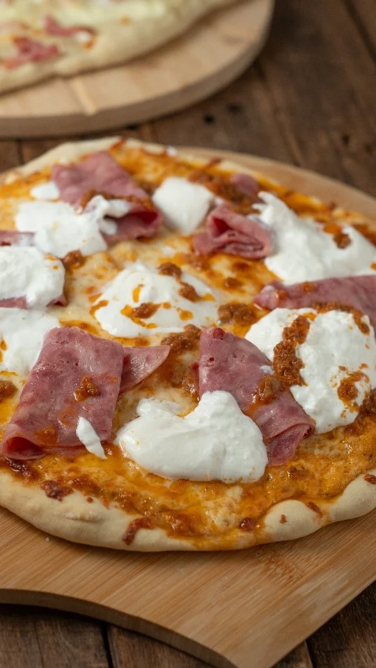 🍕 PIZZA DE ESPELTA CASERA (carbonara y burrata con pesto rojo)

Me preguntáis mucho cómo hago las pizzas, así que aquí va mi receta de siempre, con masa de espelta y dos versiones para elegir 🍕

Masa (para 2 pizzas):
🌾 500 g de harina de espelta
💧 300 ml de agua templada
🍞 25 g de levadura fresca (o 7 g de levadura seca)
🫒 3 cucharadas de aceite de oliva virgen extra
🧂 1 cucharadita de sal

Pizza carbonara:
🥛 100 ml de nata
🧀 80 g de queso rallado
🥓 100 g de bacon
🥚 1 huevo

Pizza de burrata con pesto rojo:
🍅 2 cucharadas de pesto rojo sin ajo
🥛 50 ml de nata
🧀 60 g de queso rallado
🤍 1 burrata (125 g)
🥩 50 g de chopped
🌿 1 cucharada de pesto rojo para terminar

✅ Bajo en FODMAPs
✅ Bajo en fructosa-sorbitol
✅ Sin lactosa (usando nata, queso y burrata sin lactosa)

👀 Revisa que el pesto, el bacon y el chopped no lleven ajo ni cebolla.

¿Queréis la versión sin gluten? Pedídmela en comentarios y la grabo 👇

❤️ Dale like si te apetece hacerla este finde
🔖 Guárdala para tu próxima noche de pizza
📤 Compártela con quien siempre elige la pizza contigo

#pizzacasera #pizzadeespelta #recetasbajasenfodmap #intoleranciaalafructosa #sinlactosa