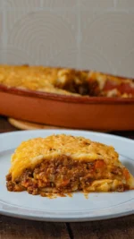 PASTEL DE CARNE Y PATATA 🥧

Un clásico de cuchara y horno para estos primeros días de otoño: relleno jugoso de ternera con hierbas aromáticas entre dos capas de puré cremoso, y ese gratinado dorado que cruje al meter la cuchara. Comida casera de la de siempre, para disfrutar sin pensar en nada más.

Ingredientes (4 raciones):
🥩 400 g de carne picada de ternera 100 % bio
🥔 800 g de patatas
🍅 150 g de tomate frito
🫒 2 cucharadas de aceite de oliva virgen extra
🌿 1 cucharadita de romero seco
🌱 1 cucharadita de tomillo seco
🥛 100 ml de leche sin lactosa o crema de leche sin lactosa
🧈 20 g de mantequilla sin lactosa
🧀 80 g de queso curado rallado u otro queso sin lactosa
🧂 Sal y pimienta al gusto

✅ Bajo en FODMAPs
✅ Bajo en fructosa-sorbitol
✅ Sin lactosa
✅ Sin gluten

Dale a like si te lo comerías ahora mismo, guárdalo para cuando te apetezca encender el horno y compártelo con quien siempre repite hasta rebañar la fuente 💚

¿Cuál es ese plato que en tu casa significa que ya ha llegado el otoño?

#pasteldecarne #comidacasera #recetascaseras #recetasdeotoño #bajoenfodmap