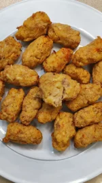 Croquetas de patata y atún 🥔🐟

Sin bechamel y con cuatro ingredientes que seguro tienes en casa. Doraditas por fuera, tiernas por dentro y perfectas para picar este finde o para una cena rápida.

Ingredientes:
🥔 400 g de patata cocida (1 bote)
🐟 2 latas de atún
🧀 50 g de queso rallado sin lactosa
🧂 1 pizca de sal y pimienta
🌶️ 1 cucharadita de pimentón

✅ Bajo en FODMAPs
✅ Bajo en fructosa y sorbitol
✅ Sin lactosa
✅ Sin gluten

❤️ Dale like si te las vas a hacer este finde
🔖 Guárdala para la próxima cena rápida
📤 Compártela con quien siempre se come la última croqueta de la fuente

#croquetascaseras #recetasconatun #recetasfaciles #aperitivocasero #cenasrapidas
