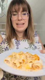 PACCHERI RELLENOS GRATINADOS 🧀

Quien diga que sin gluten no se puede disfrutar de una buena pasta al horno es que no ha probado esto.
Paccheri rellenos de butifarra y guanciale, gratinados y aptos para barrigas sensibles.

Ingredientes (4 raciones)
🍝 250 g de paccheri sin gluten (los compré en @carrefoures) 
🌭 300 g de butifarra o salchicha fresca sin ajo ni cebolla 
🥓 100 g de guanciale
🍅 150 g de tomate frito sin ajo ni cebolla
🧀 60 g de queso curado rallado
Para la bechamel
🥛 600 ml de leche sin lactosa
🧈 40 g de mantequilla
🌾 40 g de harina sin gluten
🧂 Sal, pimienta y nuez moscada al gusto

✅ Bajo en FODMAPs
✅ Bajo en fructosa y sorbitol
✅ Sin gluten
✅ Sin lactosa

Si te ha gustado, dale a me gusta ❤️, guárdala para el próximo domingo 📌 y compártela con quien sabes que te la va a pedir 📲

#SinGluten #SinLactosa #BajoEnFODMAP #IntoleranciasAlimentarias #PastaSinGluten